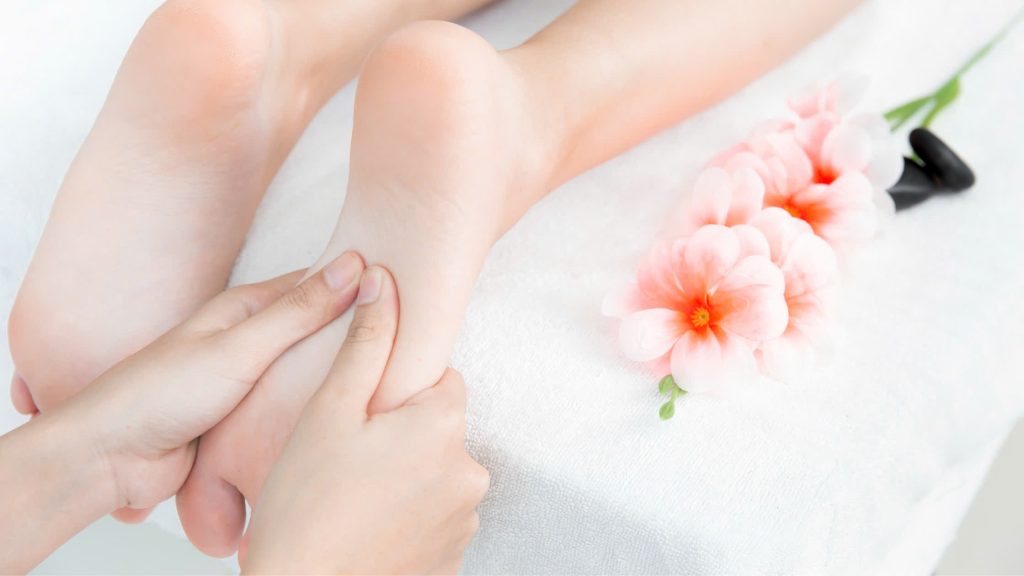 Discover Reflexology Massage: Top 5 Benefits & How It Works